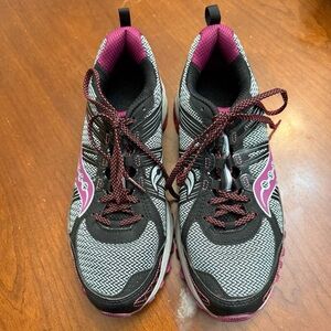 Women's Saucont Black and Pink Athletic tennis Shoes size 8.5